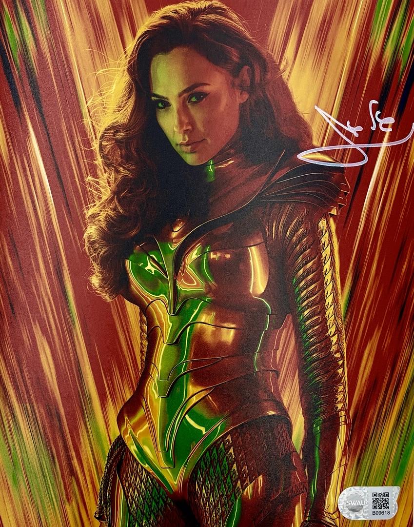 Gal Gadot Sexy Signed 8x10 Photo (Wonder Woman) - SWAU